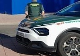 Un vehículo de la Guardia Civil frente a un supermercado de Laguna de Duero.