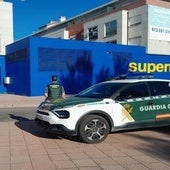 Un vehículo de la Guardia Civil frente a un supermercado de Laguna de Duero.