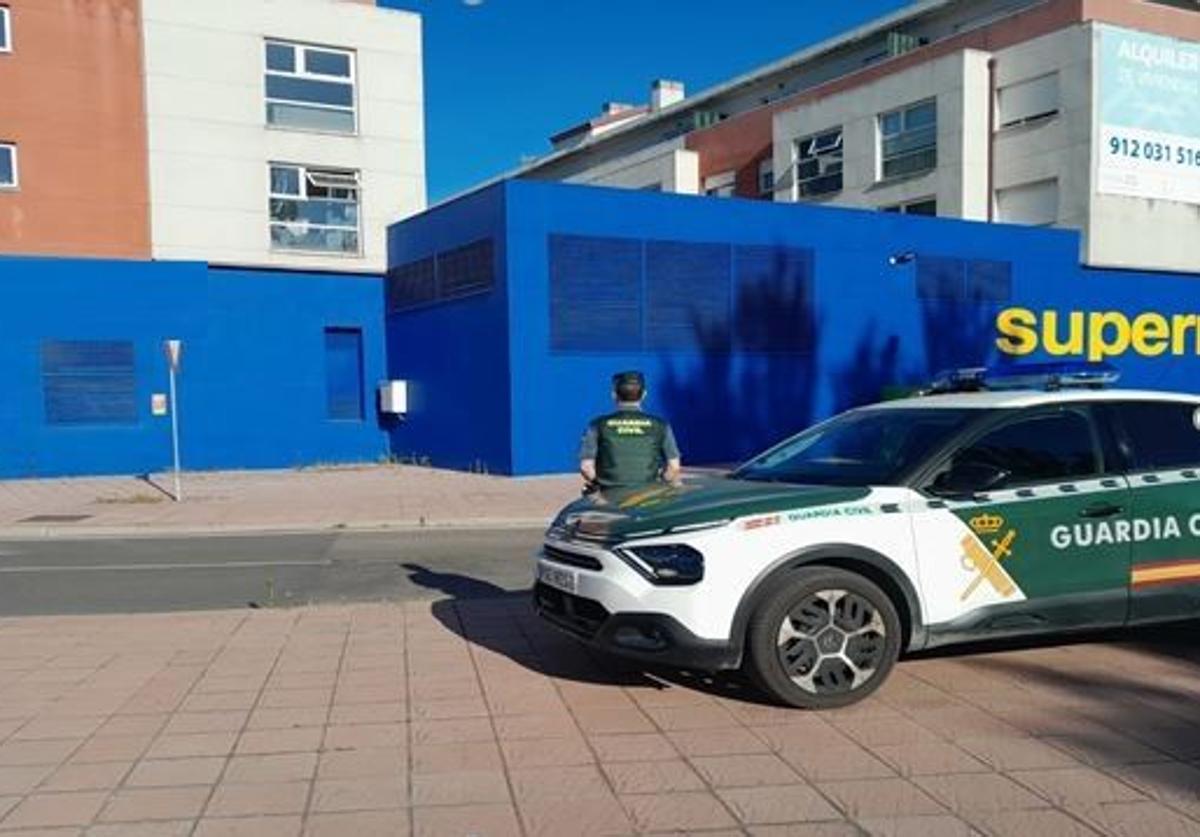 Un vehículo de la Guardia Civil frente a un supermercado de Laguna de Duero.