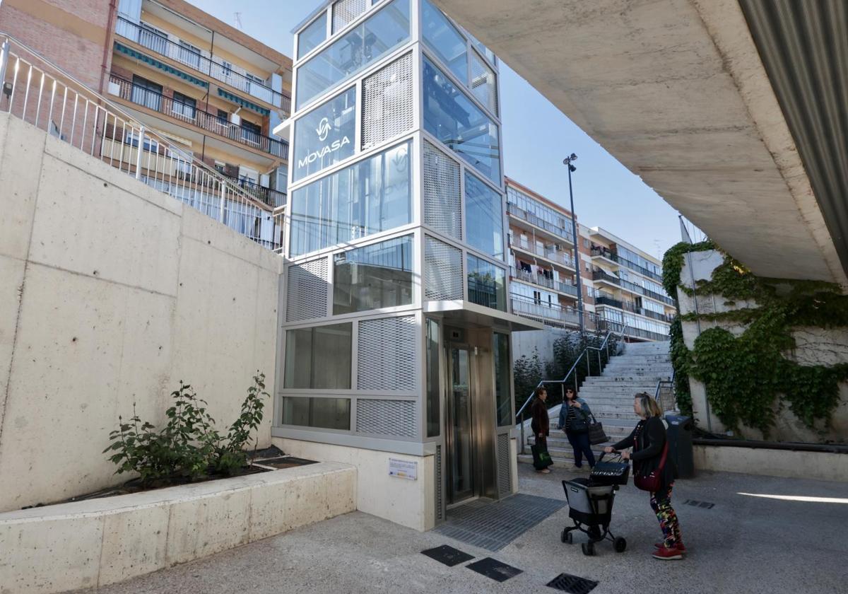 Una usuaria espera el ascensor de Pilarica para subir hasta la calle Salud.
