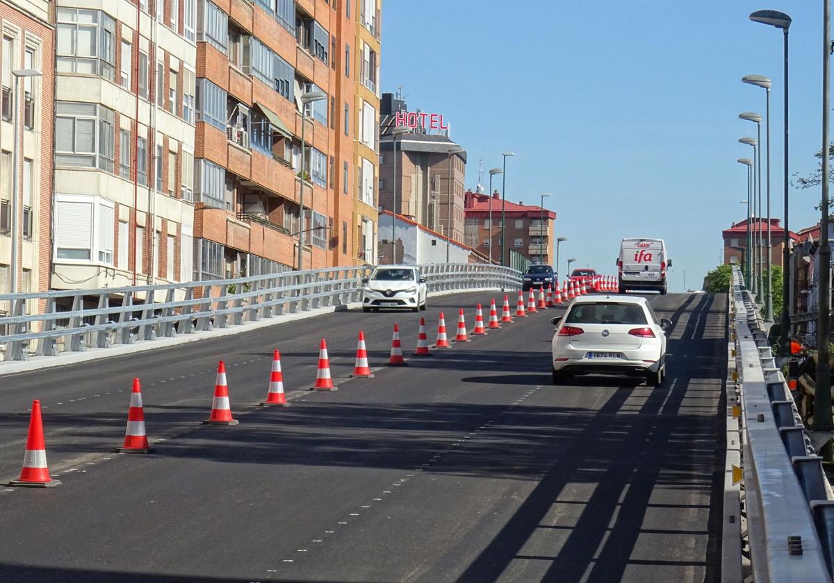 El viaducto de Arco de Ladrillo recupera el asfalto y se cerrará dos noches más