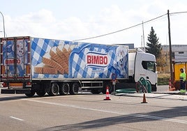 Un camión de Bimbo accede a lo que fue la fábrica de la compañía en el polígono de San Cristóbal de Valladolid hasta el 30 de diciembre del año pasado.