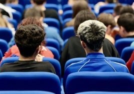 Los alumnos de los centros de Pajarillos durante la proyección del documental 'Camino a la escuela'.