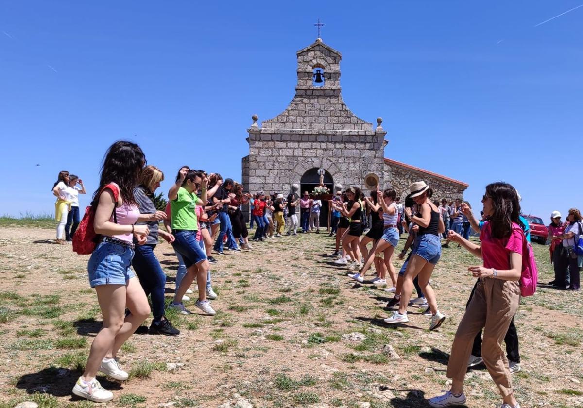 Jotas en la pradera en honor a la Virgen.