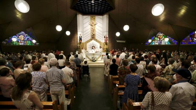 Imagen después - Trabajos de reconversión de la antigua iglesia en supermercado desde la entrada de la Circular e imagen de la última misa (con la misma vista) oficiada en el templo el 18 de junio de 2022.