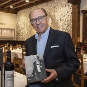 José María muestra sonriente el libro, editado por Planeta y escrito por el periodista Carlos Álvaro.