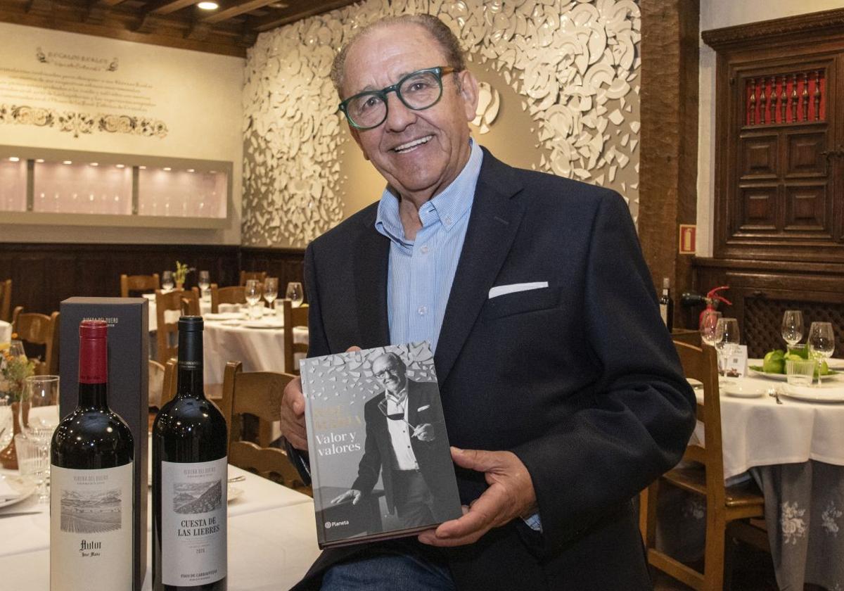 José María muestra sonriente el libro, editado por Planeta y escrito por el periodista Carlos Álvaro.