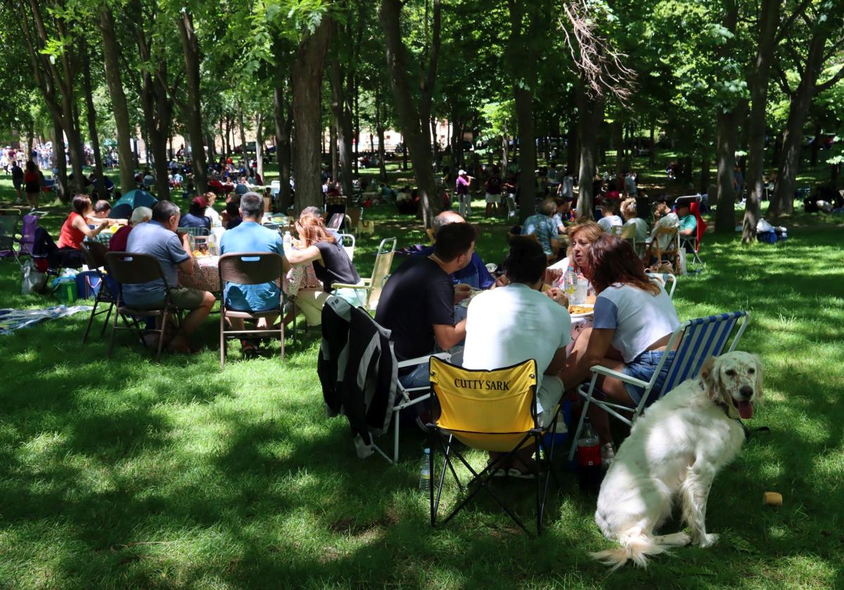 Alameda de la Fuencisla, durante un almuerzo popular.
