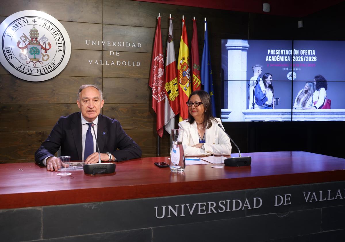 El rector de la UVA, Antonio Largo, y la vicerrectora de Estudiantes y Empleados, Cristina de la Rosa.
