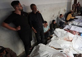 Palestinos muertos en los ataques israelíes, en el hospital bautista árabe Al-Ahli, en la ciudad de Gaza.