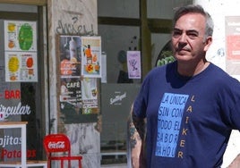Miguel Asensio, frente a su bar, situado en la esquina de la calle Estación con Padre Claret.