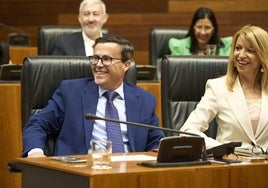 El secretario general del PSOE extremeño, Miguel Angel Gallardo (i), se estrena como diputado en la Asamblea de Extremadura.