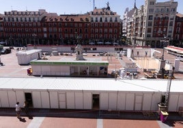 Montaje de las casetas de libreros y editores en la Plaza Mayor.