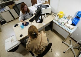 Atención a una paciente en una consulta de Medicina de Familia.