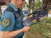 La Guardia Civil sorprendió al inidividuo con una cariba de aire compromido lista para disparar, que le fue intervenida tras comprobar que no disponía de licencia.