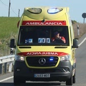 Una ambulancia de Emergencias 112 circula por una carretera.