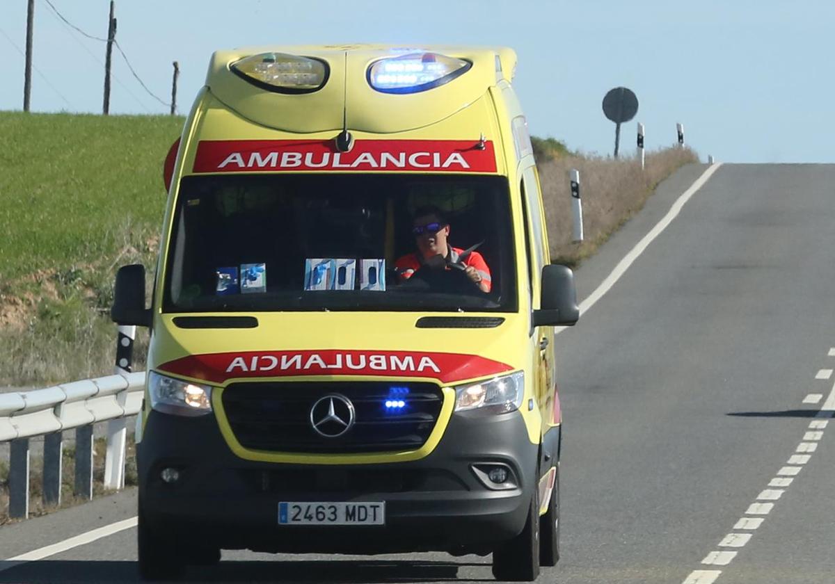Una ambulancia de Emergencias 112 circula por una carretera.