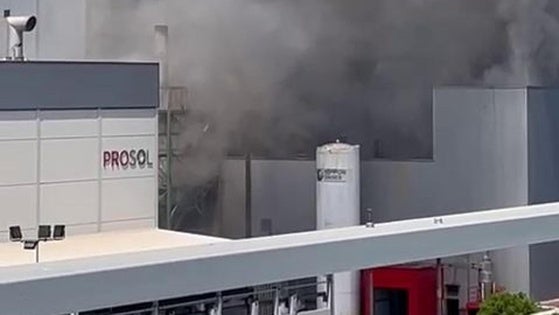 Arde parte de la cubierta de la fábrica Prosol de Venta de Baños