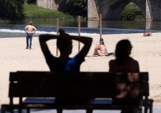 La playa de Las Moreras, en la tarde de este jueves.