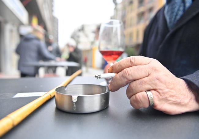 Fumador en una terraza hostelera.