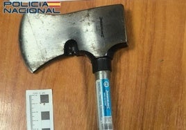 El hacha intervenida por los agentes a su llegada al piso de Pajarillos.
