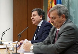 El portavoz de la Junta, Carlos Fernández Carriedo (izquierda), y el consejero de Movilidad, José Luis Sanz Merino, este jueves en rueda de prensa.