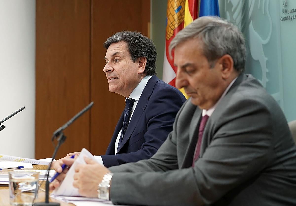 El portavoz de la Junta, Carlos Fernández Carriedo (izquierda), y el consejero de Movilidad, José Luis Sanz Merino, este jueves en rueda de prensa.