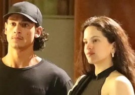 Emilio Sakraya y la cantante Rosalía.
