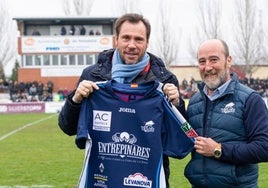 Oscar Puente, con una camiseta del VRAC.