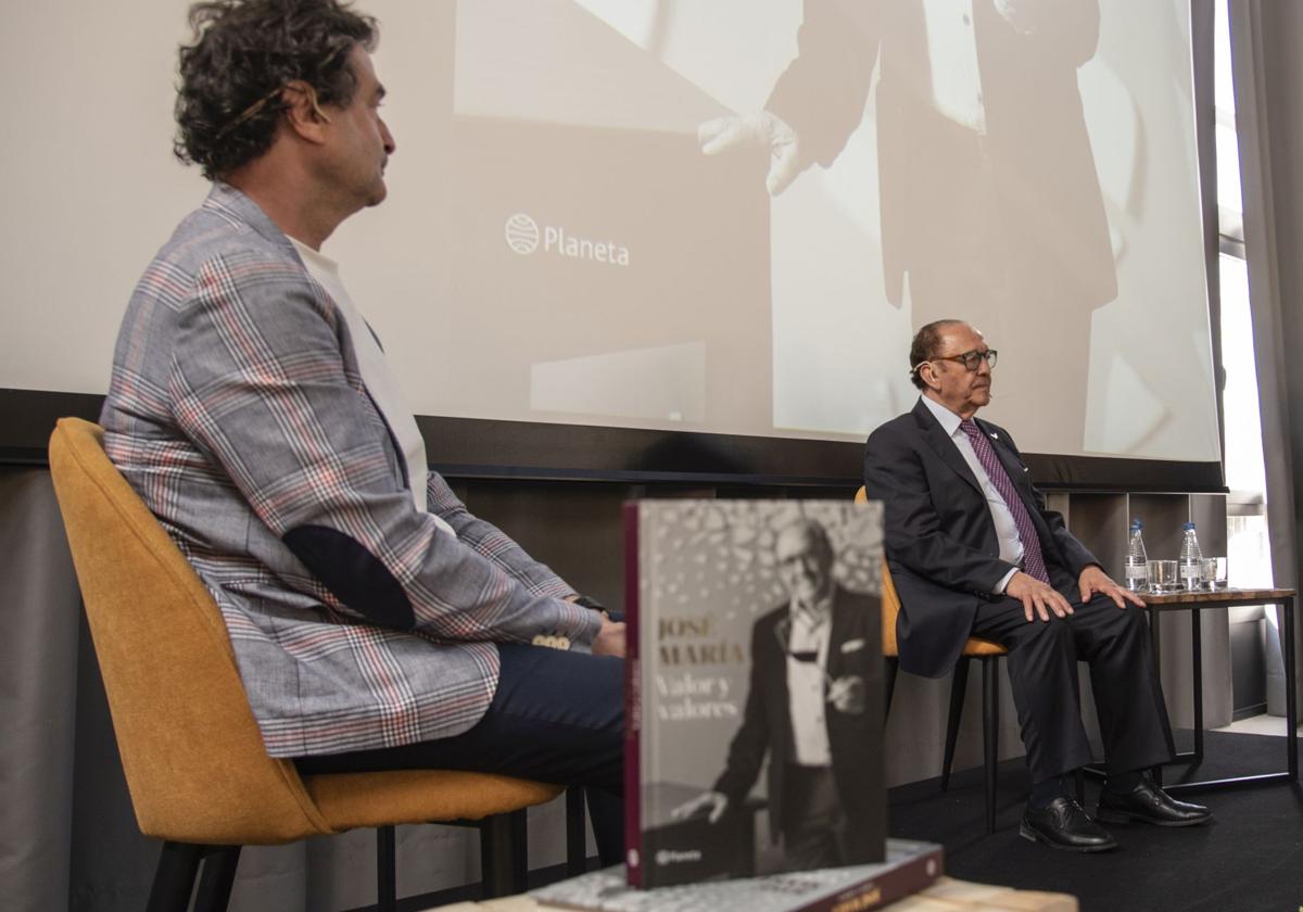 Pepe Rodríguez y José María, durante la presentación del libro.
