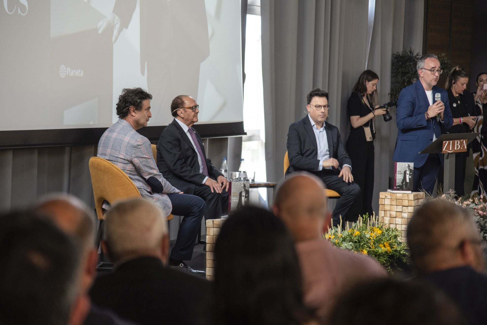 Fotos de la multitudinaria presentación de la biografía de José María