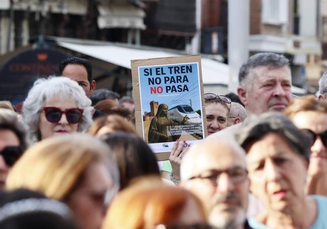 Medina del Campo ha protestado este jueves contra la supresión de su parada de AVE