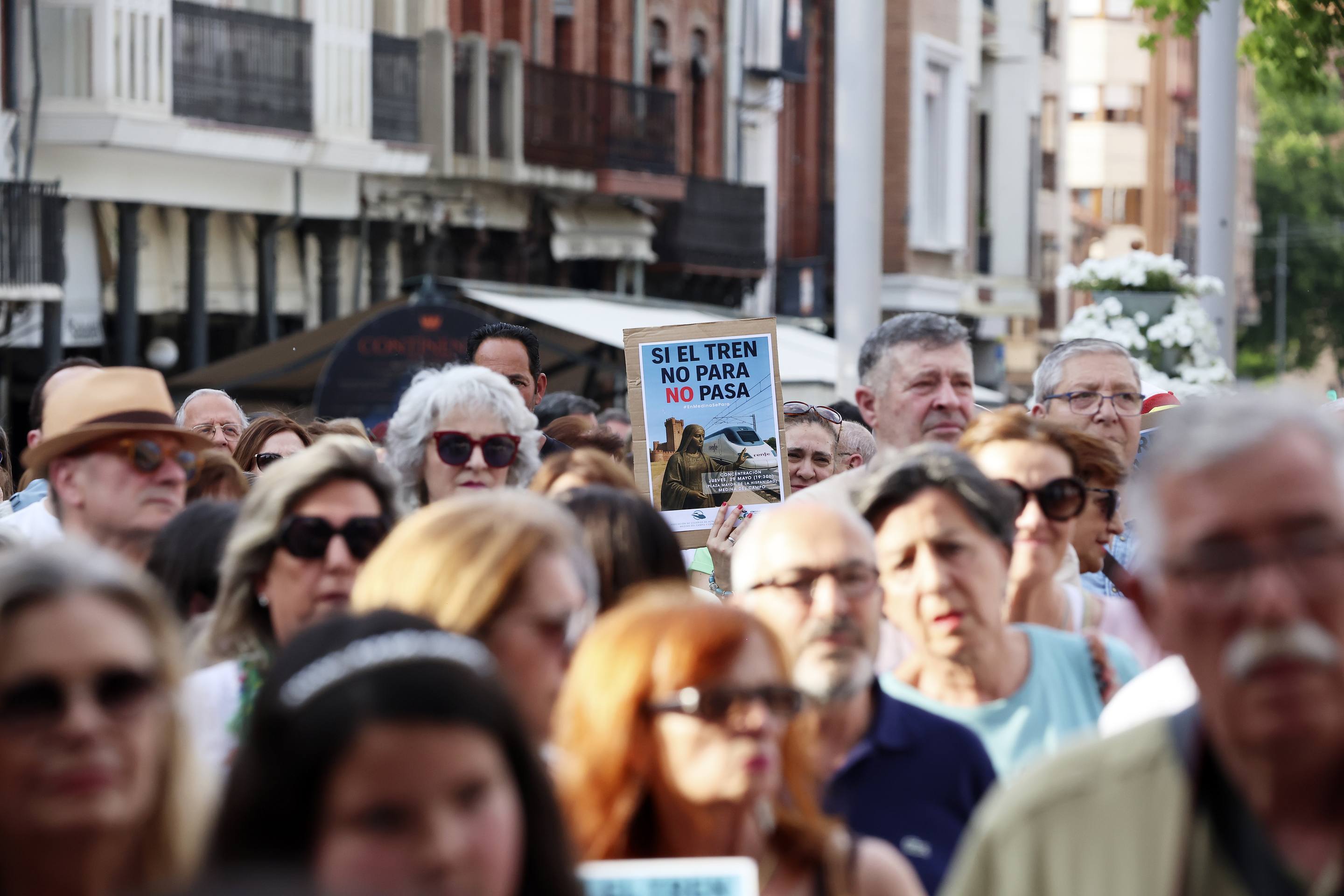 Medina protesta por la supresión del AVE: «O para o no pasa»