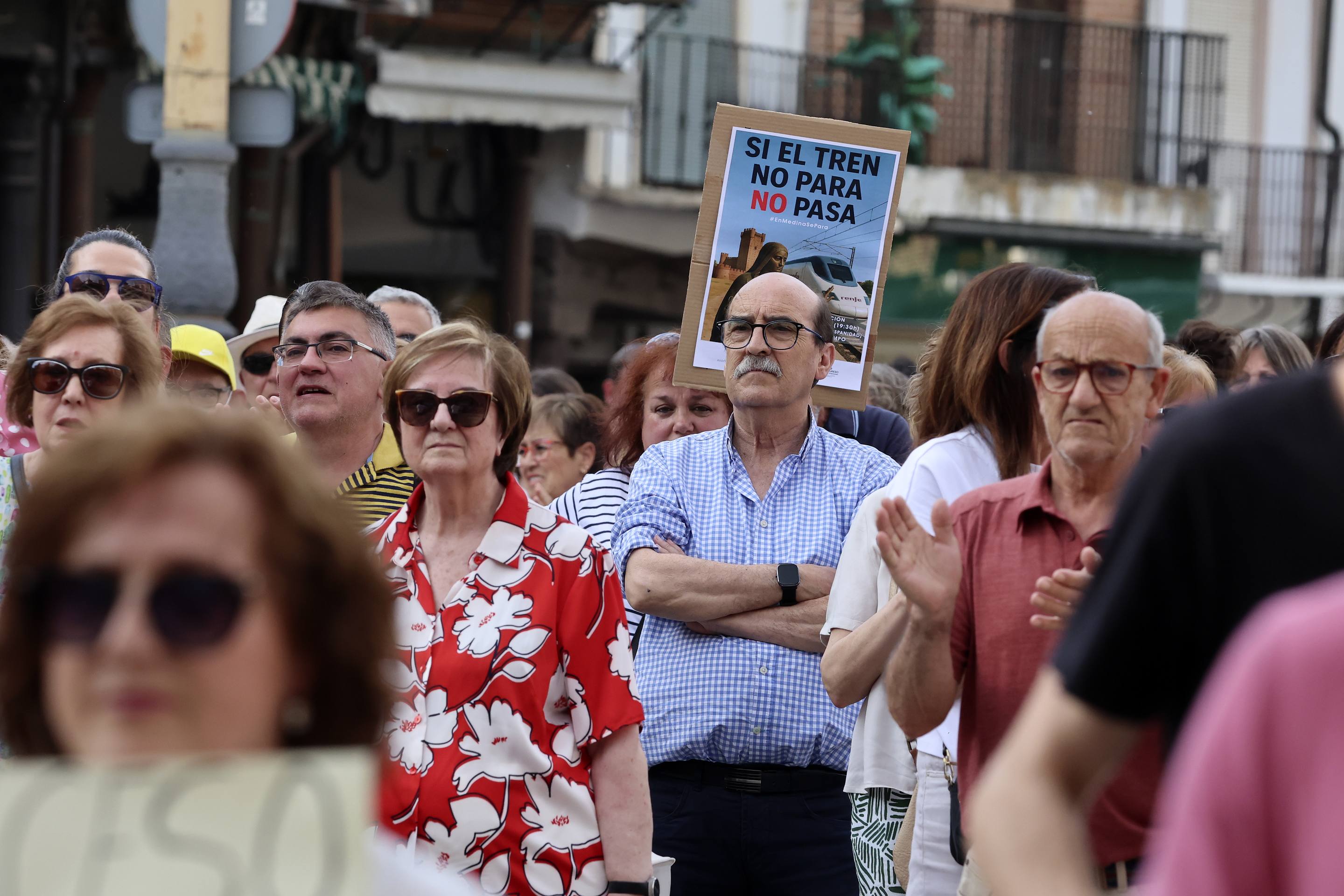 Medina protesta por la supresión del AVE: «O para o no pasa»
