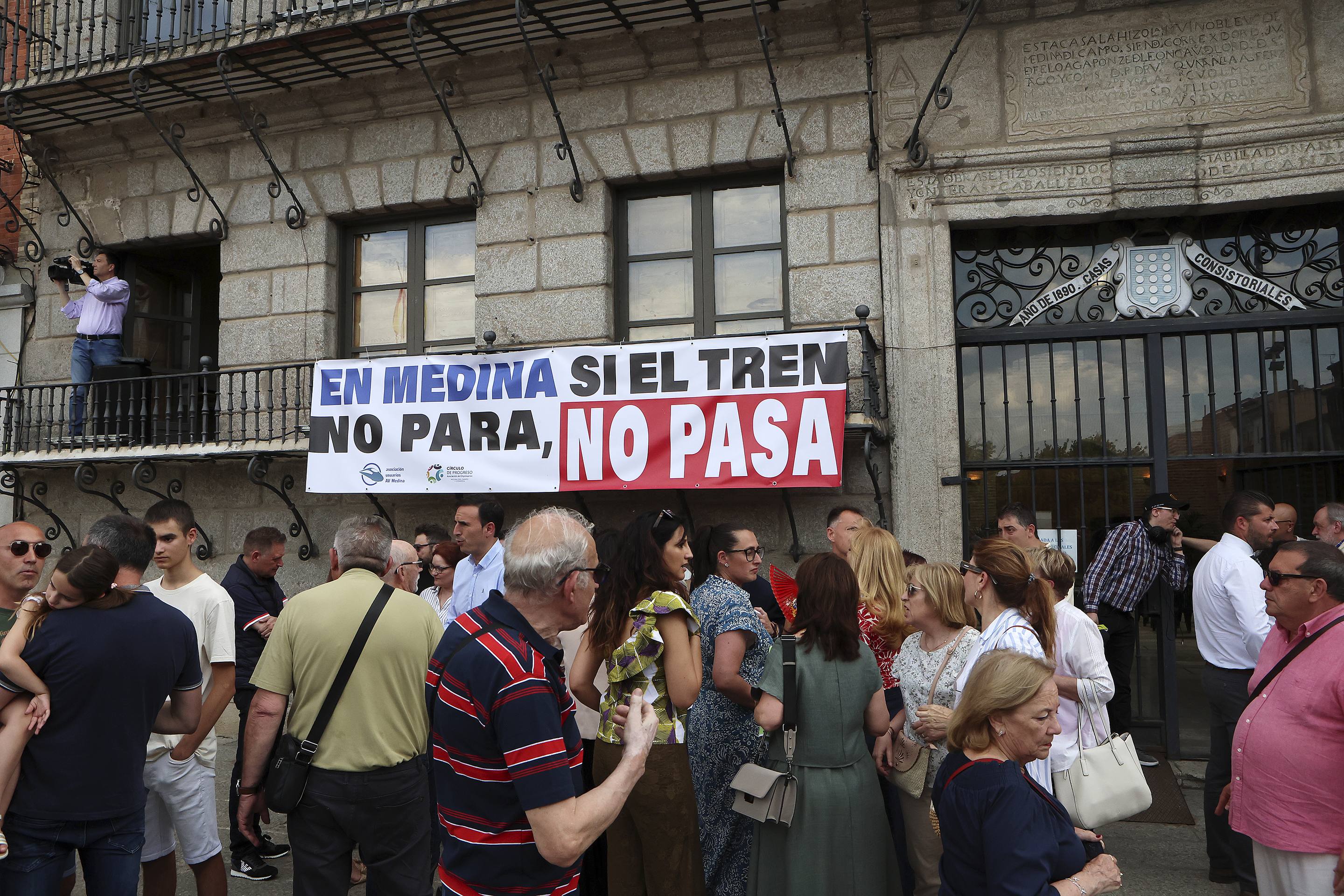 Medina protesta por la supresión del AVE: «O para o no pasa»