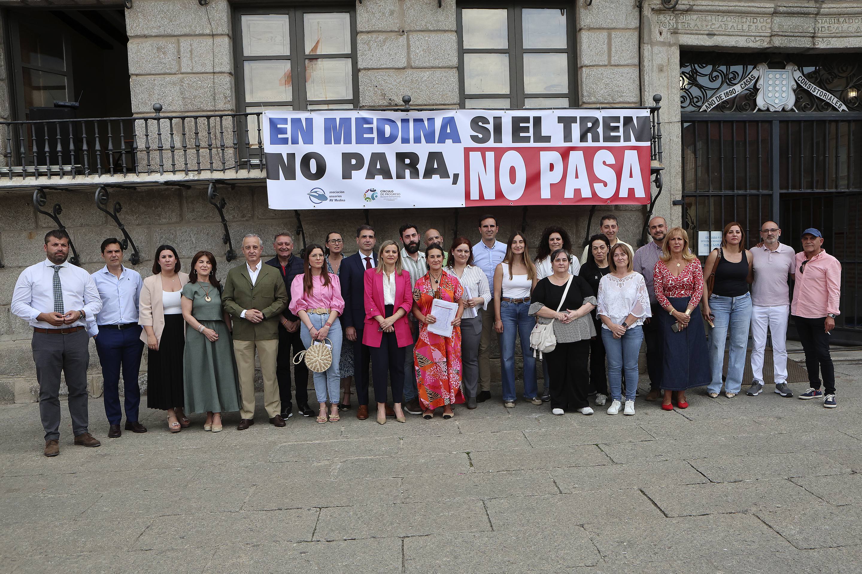 Medina protesta por la supresión del AVE: «O para o no pasa»
