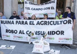 Concentración celebrada este jueves por UCCL ante la puerta de la Lonja de Segovia.