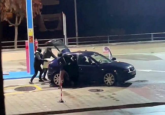 Asalto de los miembros de la banda del BMW a una gasolinera de Tordesillas en febrero de 2022, por el que entraron en prisión.
