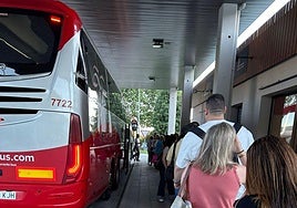 Usuarios espinariegos suben a un autobús de la línea Segovia-Madrid.