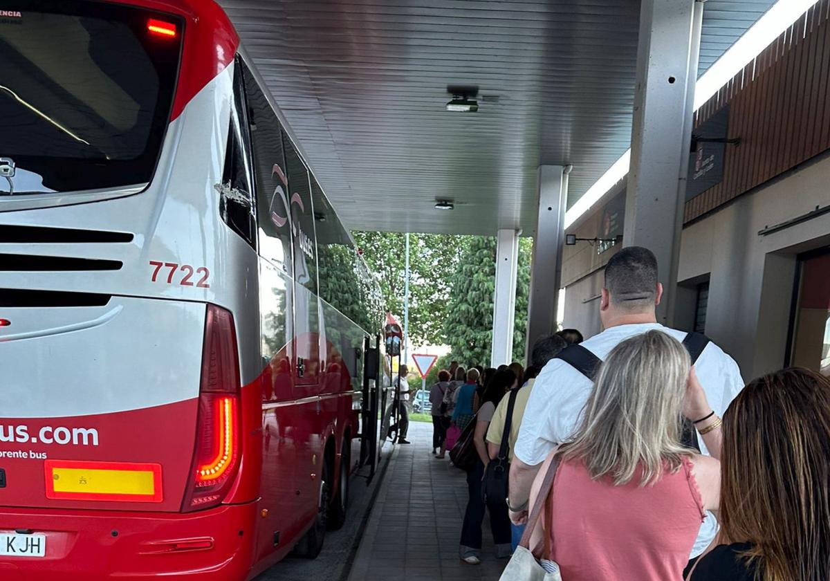 Usuarios espinariegos suben a un autobús de la línea Segovia-Madrid.