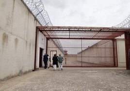 Una de las puertas en el interior del centro penitenciario de Villanubla.