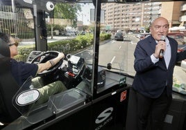 La visita de Carnero al viaducto de Arco de Ladrillo el día de su reapertura