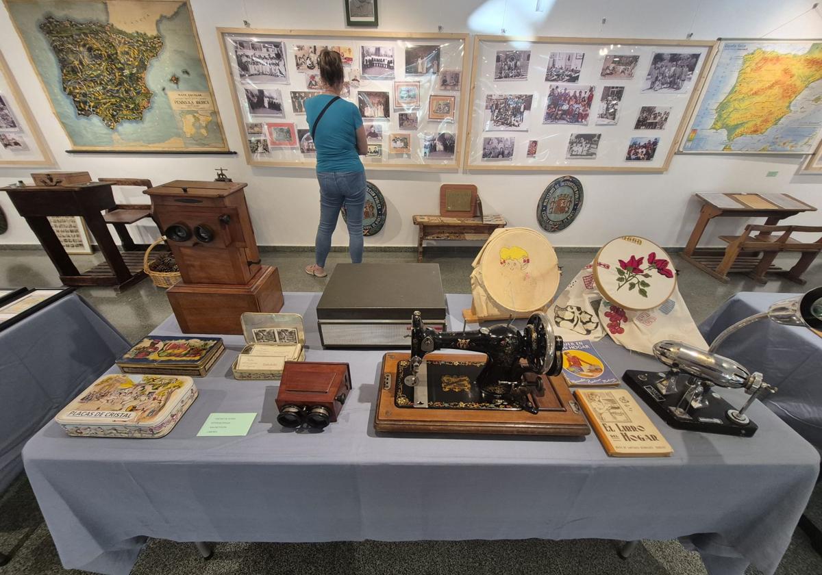 Una mujer observa algunas de las fotografías de la exposición.