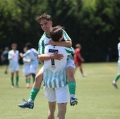 Dos jugadores del Betis celebran el pase a la siguiente ronda tras elimibar al Turégano.