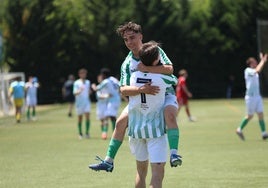 Dos jugadores del Betis celebran el pase a la siguiente ronda tras elimibar al Turégano.