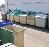 Contenedores de basura totalmente llenos con bolsas de residuos, en el exterior del Hospital.