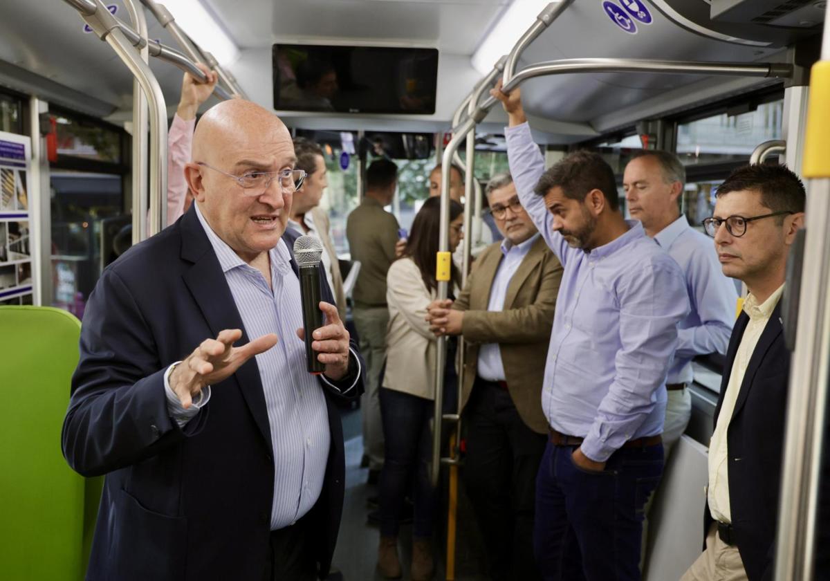 El alcalde, Jesús Julio Carnero, durante la ruta en autobús.