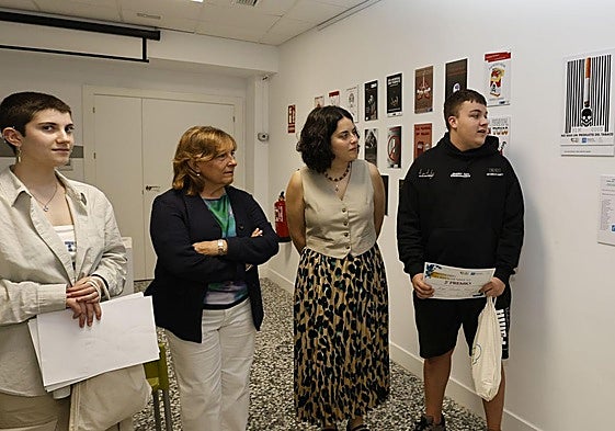 La presidenta de la Asociación del Cáncer de Palencia y la diputada de Juventud observan los carteles ganadores del concurso junto con sus diseñadores, Mireya Fernández y Jorge Aristín, este viernes.