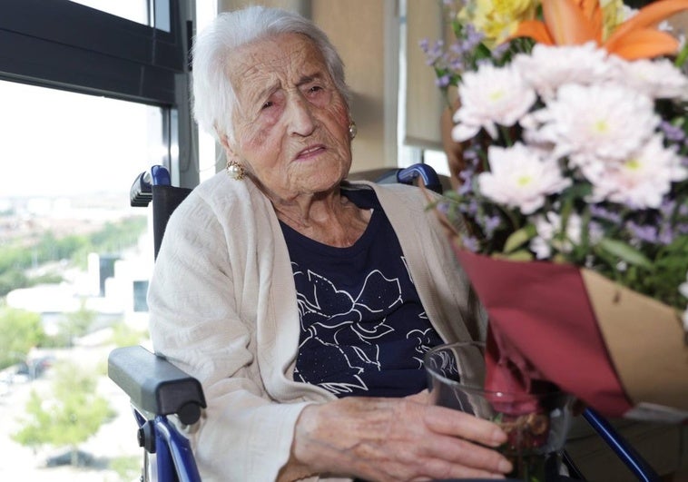 María Luisa Burgos celebra su 107 cumpleaños en Residencia Ballesol en Parquesol.