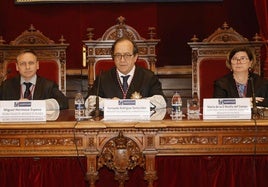 El presidente de la Abogacía de Castilla y León, con el decano y la secretaria de la junta de gobierno, en el acto celebrado en el Palacio Provincial de la Diputación.